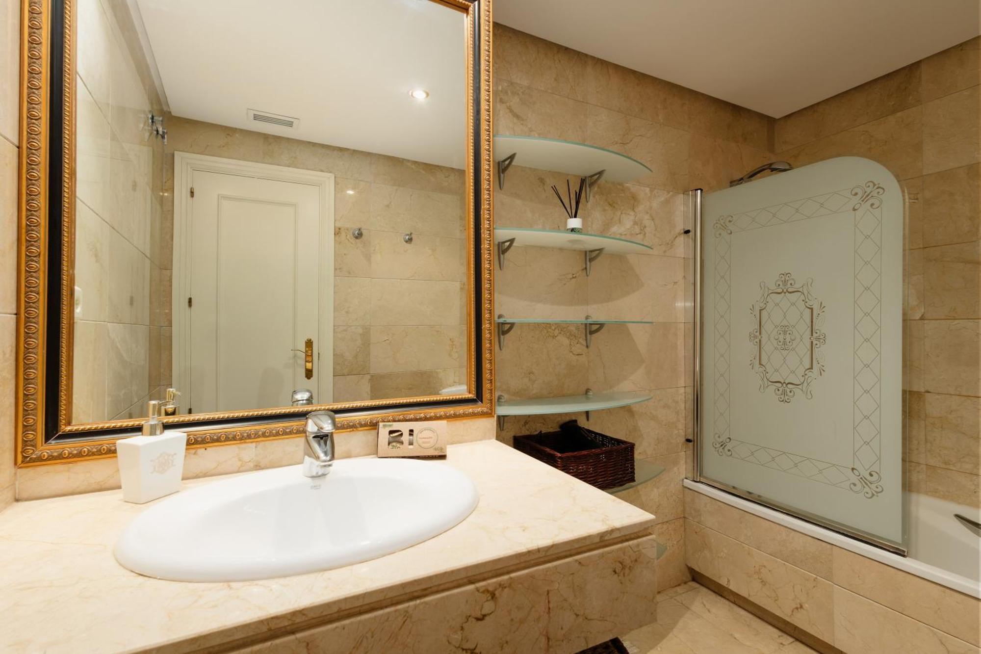 Ground Floor Holiday Apartment With Terrace And Pool In Puerto Banus, Marbella Exteriör bild