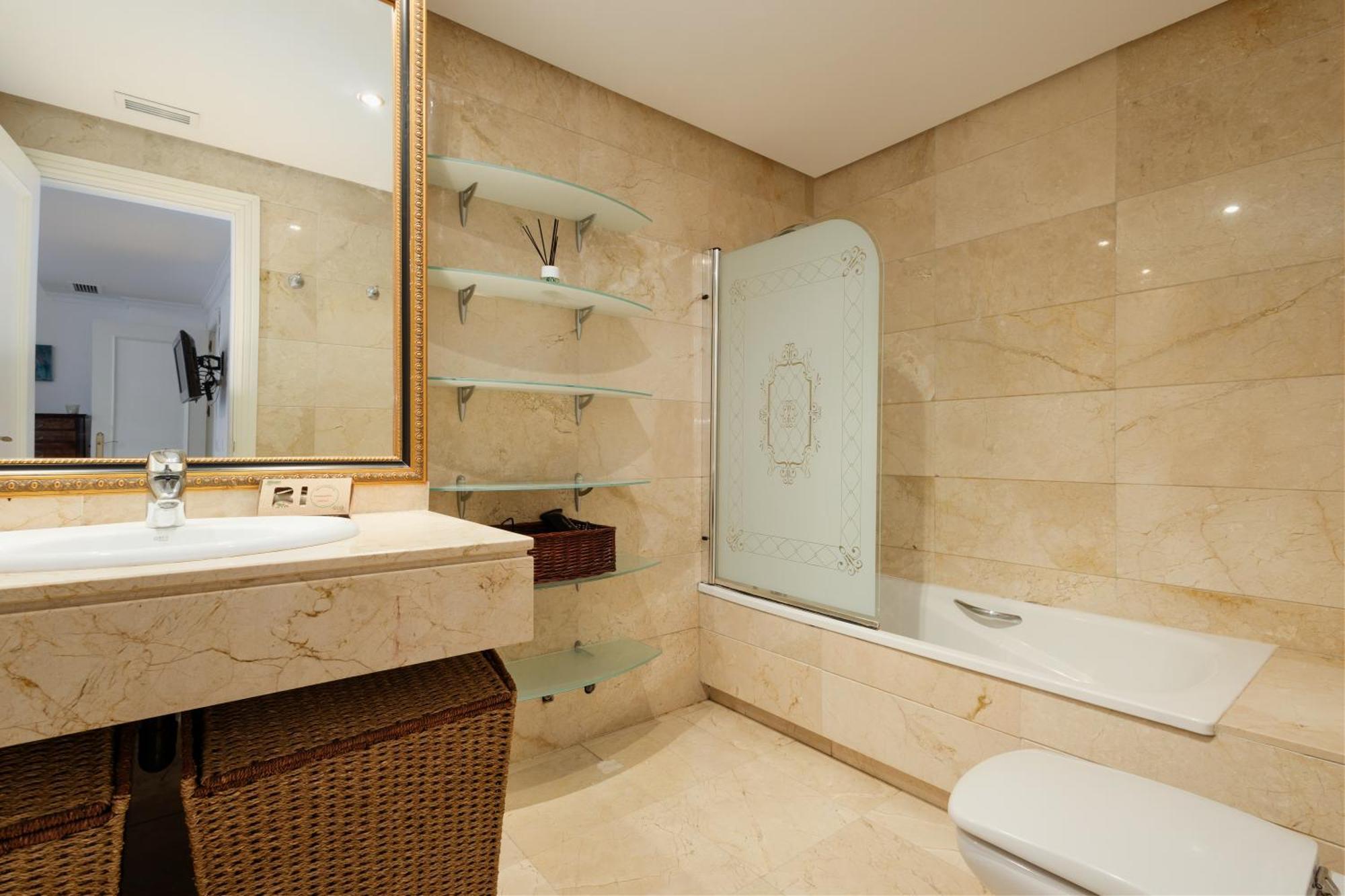 Ground Floor Holiday Apartment With Terrace And Pool In Puerto Banus, Marbella Exteriör bild