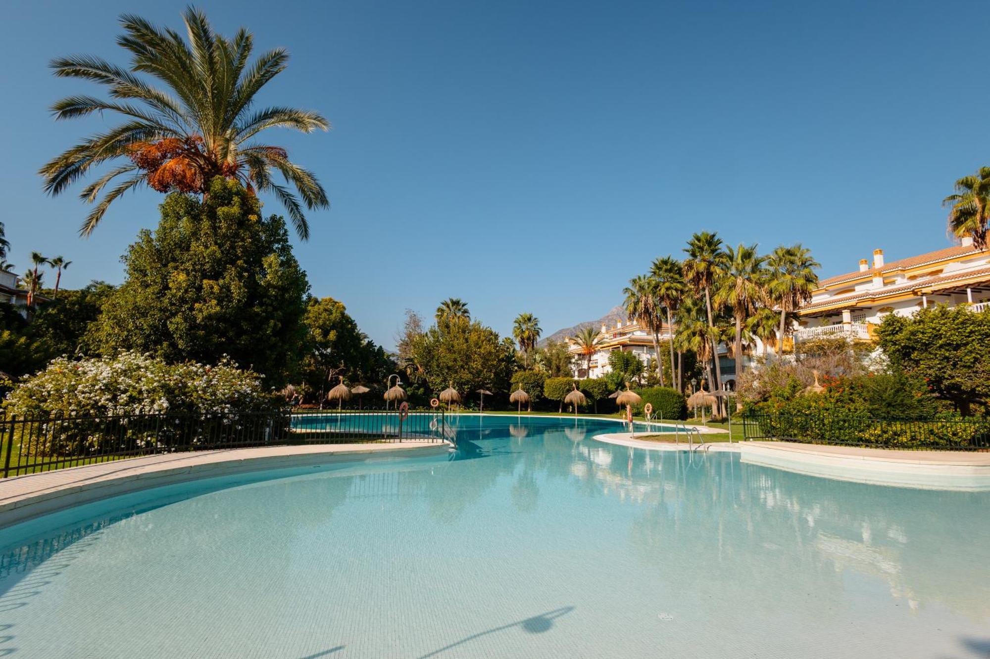 Ground Floor Holiday Apartment With Terrace And Pool In Puerto Banus, Marbella Exteriör bild